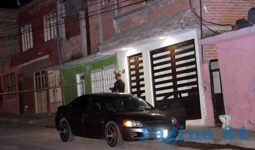 Gabriel Torres Ortiz se encontraba a bordo de este auto Chrysler Stratus, cuando fue sorprendido por un pistolero, el cual sólo logró herirlo en un brazo
