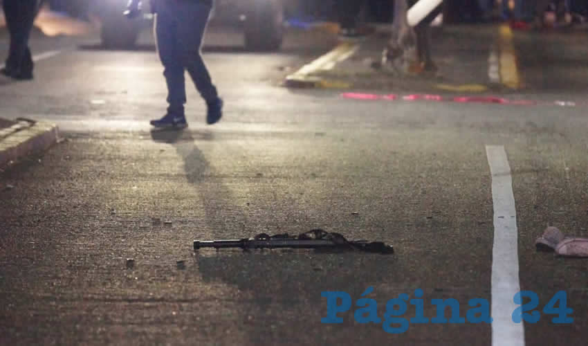 En el cruce de avenida Héroe Inmortal y calle Artillero Mier quedó el arma, luego de que la mujer fuera puesta fuera de combate