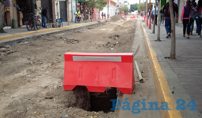 En tanto que esté abierta la vialidad el comercio escasea, situación que mantiene en vilo a decenas de negocios ubicados en la populosa avenida. Lo peor es que el gobierno de Ismael del Toro no les dice para cuándo estará lista la obra/Foto: Francisco Tapia