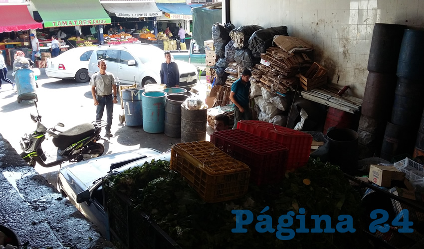 Aunque mes a mes les cobran 300 pesos para la recolección de basura, en el mercado se ahogan en desperdicios que no son recogidos como debería, mientras que la administración del mismo mercado, y el gobierno municipal tapatío, se deslindan del problema/Foto: Francisco Tapia