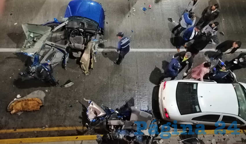 Otra gr&aacute;fica del lugar del accidente, en donde se aprecia claramente c&oacute;mo el carro perdi&oacute; literalmente toda su parte trasera