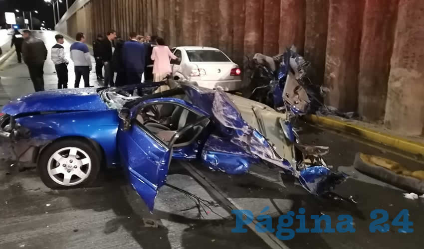 Destrozado en dos bloques, qued&oacute; el auto Nissan Sentra, en el paso a desnivel de avenida Aguascalientes poniente en su cruce con avenida Guadalupe Gonz&aacute;lez