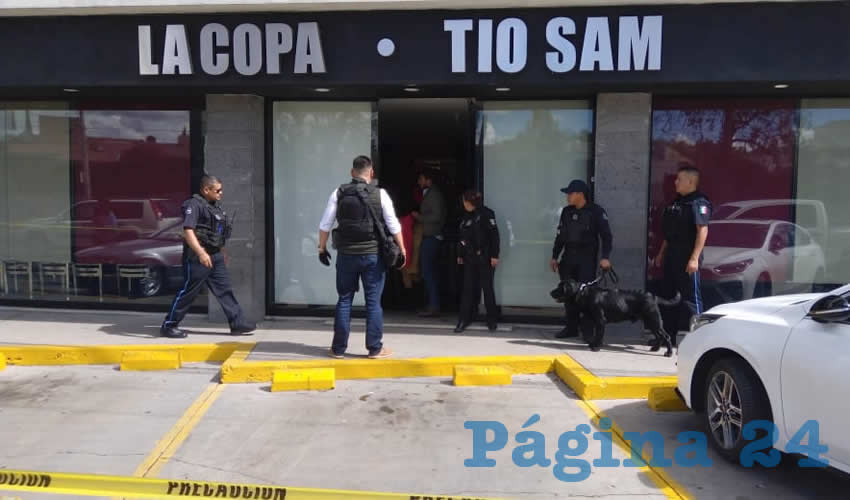 Afuera del bar La Copa-T&iacute;o Sam, su due&ntilde;o Jorge Romo accion&oacute; en varias ocasiones su pistola