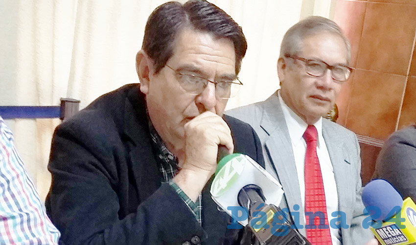 Hugo Rodríguez, el presidente de Morena Jalisco, resaltó que “es impresionante la corrupción que sale en todas las áreas que estamos checando”. Además, criticó que el ‘personaje’ señalado por faltas graves en la Contraloría, sigue firmando para avalar adquisiciones en otras dependencias