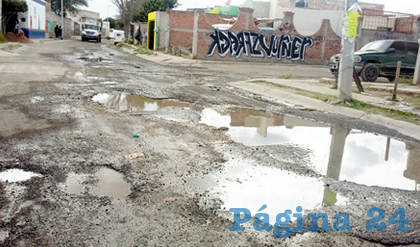 En casi todas las vialidades de Chulavista el pavimento está reventado y presenta cráteres, lo que no sólo dificulta el tránsito de automóviles regulares, sino también de ambulancias, patrullas y el mismo carretón de la basura/Fotos: Francisco Tapia