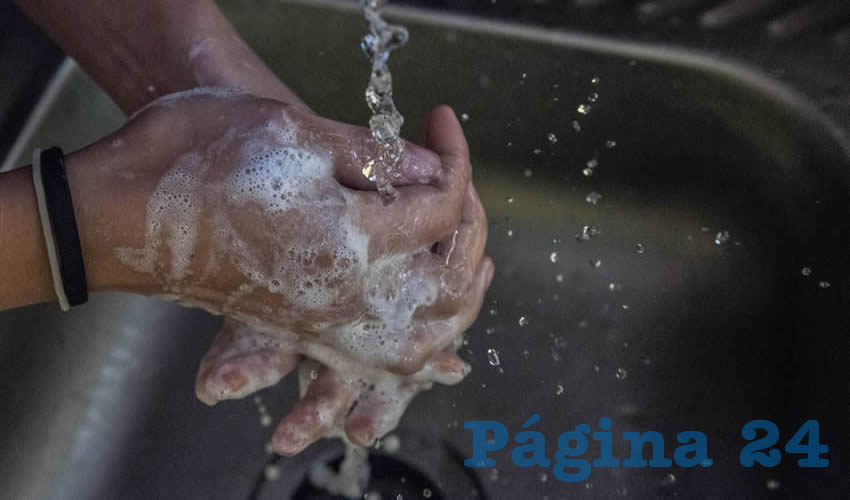 En caso de no tener acceso a agua o jabón, friccionar las manos durante 20 segundos con desinfectante alcohol gel mayor al 70 por ciento