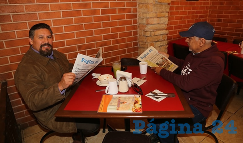 David Ángeles Castañeda, director de Reglamentos del Municipio de Aguascalientes; y Benjamín Jiménez Rangel compartieron el pan y la sal en el restaurante Las Antorchas