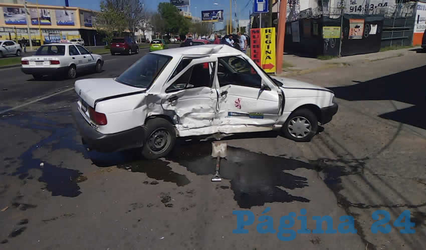 El auto Nissan Tsuru del Patronato de la Feria de San Marcos, destrozado sobre avenida Convención poniente