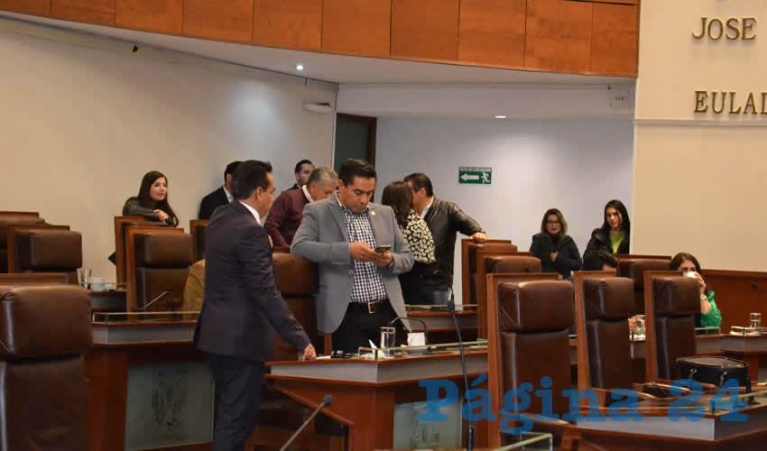 ¿Se reducirán también su sueldo? (Foto Rocío Castro Alvarado)