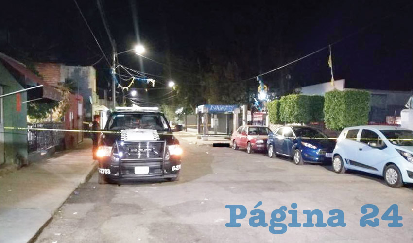 Uno de los tiros dio en la cabeza de la víctima, que quedó tirada en la calle Ahorro a su cruce con Guaraní/Fotos: Especial