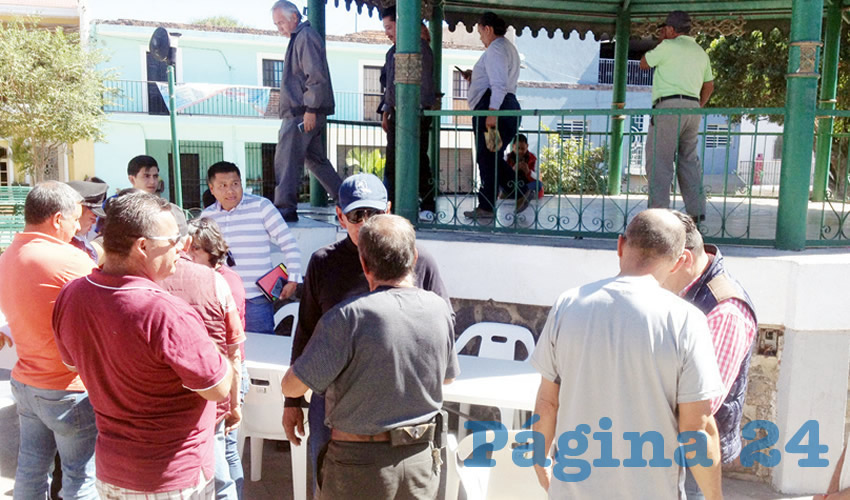 En la plaza principal de Puente Grande, casi medio centenar de personas discutía sus necesidades con funcionarios estatales y del gobierno de Tonalá, quienes prometieron resolver lo más pronto posible la situación. De no cumplir, habitantes amagaron con tomar vialidades/Fotos: Rafael Hernández Guízar