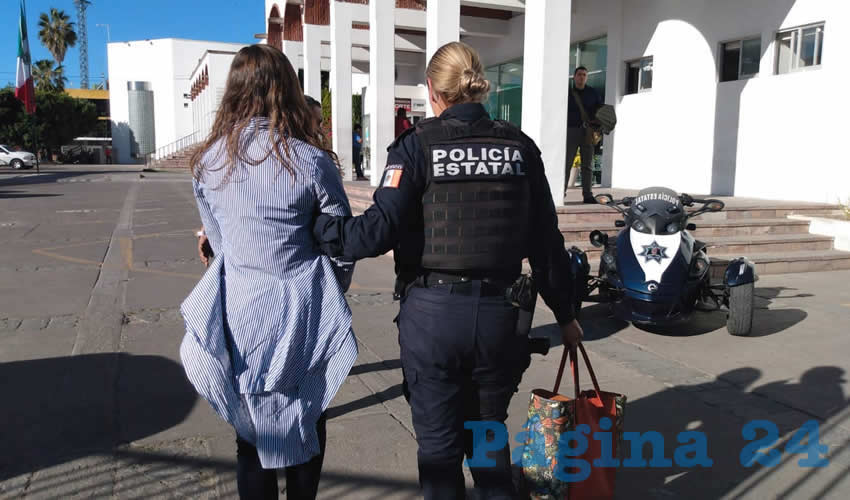 Daniela “N” “N”, de 28 años de edad, esposada y conducida ante el Ministerio Público