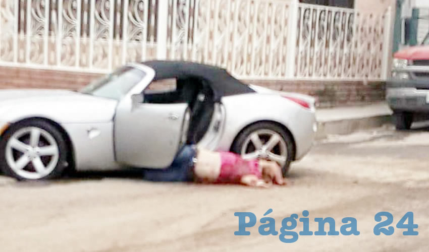 El sujeto ejecutado fue identificado como Rodolfo Morones Iñiguez; el cadáver quedó tirado junto al vehículo Pontiac Solstice que conducía/Fotos: Especial
