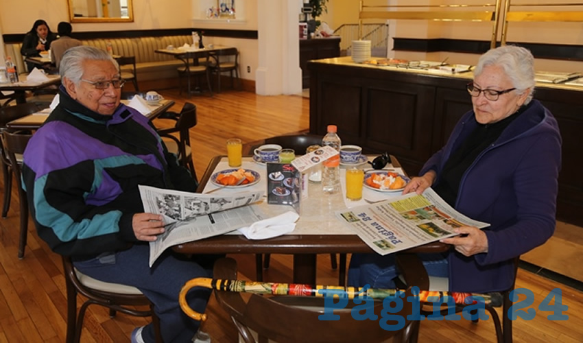 En Sanborns Francia compartieron el primer alimento matutino Luis Herrera Blanco y Eréndida Medina Carmona