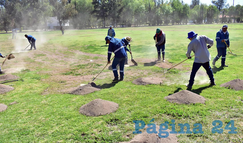 Los parques permanecen abiertos al público en general, lo único que está restringido son los campos deportivos empastados