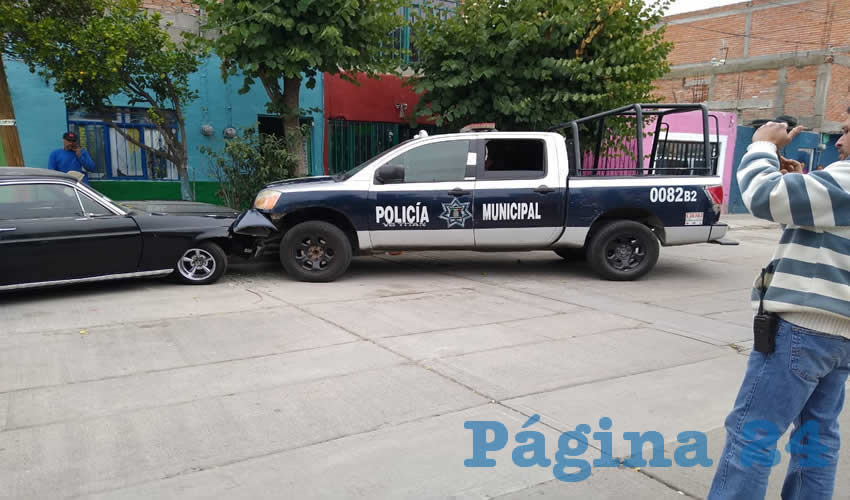 La patrulla de la Policía Municipal 0082-B2 se estrelló contra un carro estacionado en la calle Francisco Carrera Torres