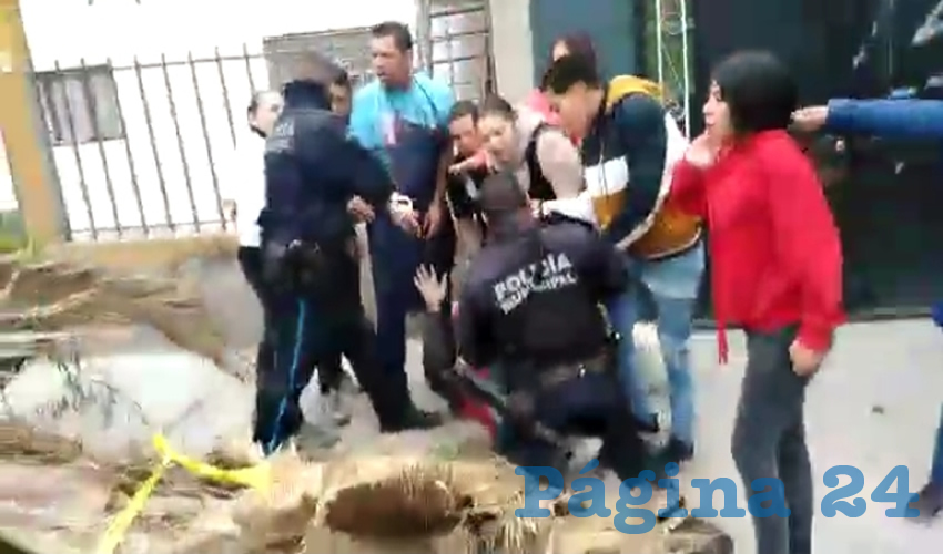 Captura del video que grabó un testigo del zafarrancho entre vecinos y uniformados