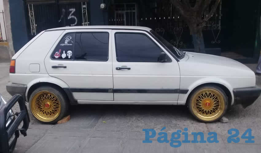 El automóvil Volkswagen Golf que manejaba el maestro albañil Fernando “N” “N”, quien logró escapar