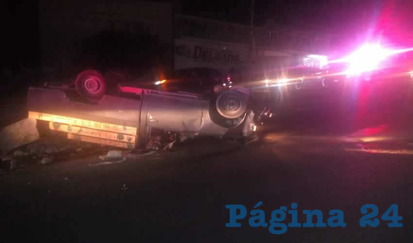 La camioneta Nissan que tripulaban un sujeto y sus dos hijos, quienes afortunadamente no requirieron ser hospitalizados