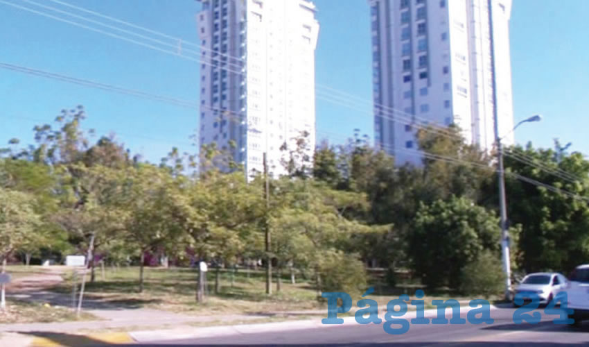 Esta colonia vivió el despojo de su parque: fue mutilado y vendido por la asociación civil Carneros, un equipo de futbol americano que tenía en comodato el predio público que había sido donado por ejidatarios al ayuntamiento. Ni con ese historial, Pablo Lemus se digna defender a los ciudadanos/Fotos: Archivo Página 24