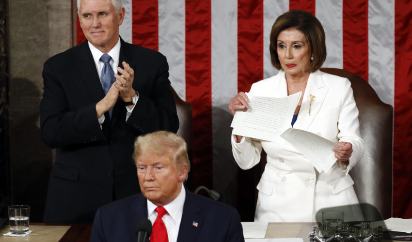 La presidenta de la Cámara de Representantes, Nancy Pelosi, rompe el discurso de Donald Trump (Foto: Xinhua)