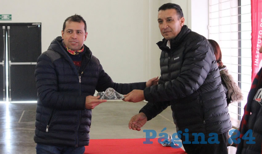 Las medallas que entregó el director fueron enviadas por la Comisión Nacional del Deporte (Conade) para Ilse Guerrero Rodarte, atleta que se prepara rumbo a los Juegos Olímpicos Tokio 2020; Bernardo Rodríguez Rentería, promotor deportivo de basquetbol y para Daniel Campos Ávila, entrenador de ciclismo, considerado importante formador de talentos locales (Fotos Cortesía)