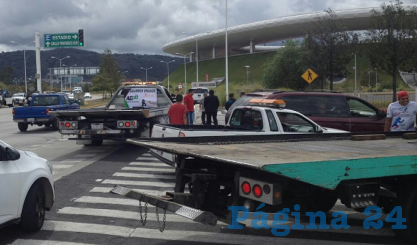 Al filo del mediodía, decenas de grúas circularon en caravana hasta el estadio Akron, donde hicieron un llamado al gobernador Enrique Alfaro para que continúe siendo sensible a sus necesidades, y permita que el trabajo que realizan siga prestándose/Foto: Francisco Tapia