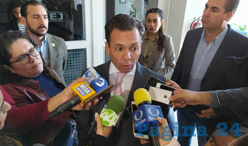 La nula actuación de la Fiscalía del Estado para aprender a los dos policías de Zapopan que abusaron de una mujer en la colonia Miramar, obliga a que se revise de inmediato la actuación de la dependencia, sentenció ayer el presidente municipal de Zapopan, Pablo Lemus Navarro.