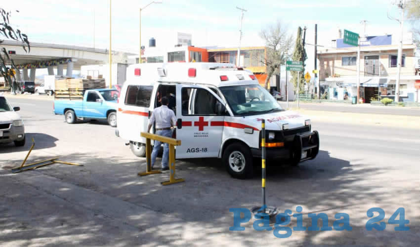 En una ambulancia de la Cruz Roja, el alarife Kevin Daniel fue trasladado a una clínica del IMSS