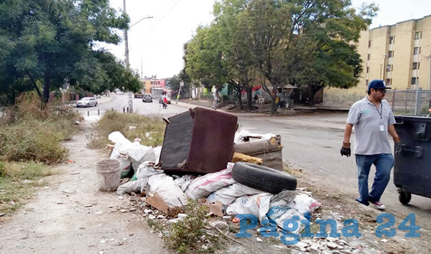 En varias esquinas y camellones de la colonia Miravalle se observan cúmulos de desechos, hogar de ratas y cucarachas, y una terrible peste que el ayuntamiento no recoge/Foto: Francisco Tapia