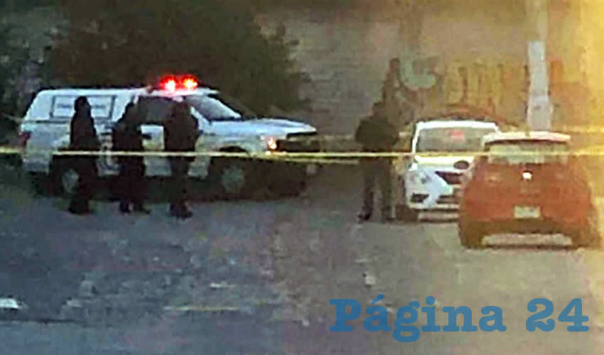 El taxi, con el cadáver en su interior, estaba estacionado en la calle Venustiano Carranza su cruce con Galeana/Foto: Especial