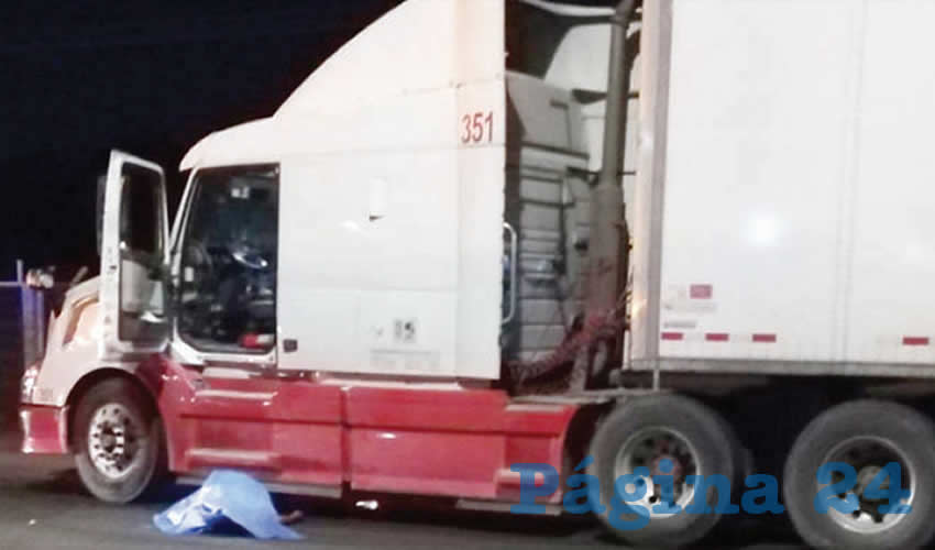 Cuando llegaron las autoridades al lugar de los hechos encontraron al conductor del tráiler tirado de costado sobre carpeta asfáltica en medio de un charco de sangre/Fotos: Especial