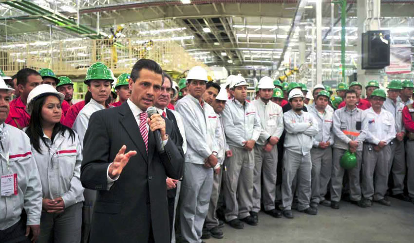 A cambio del apoyo del gobierno, Nissan prometió generar empleos, pero en los últimos años éstos disminuyeron y sus condiciones son cuestionables (Fotos: Archivo/ Presidencia/ Cuartoscuro)