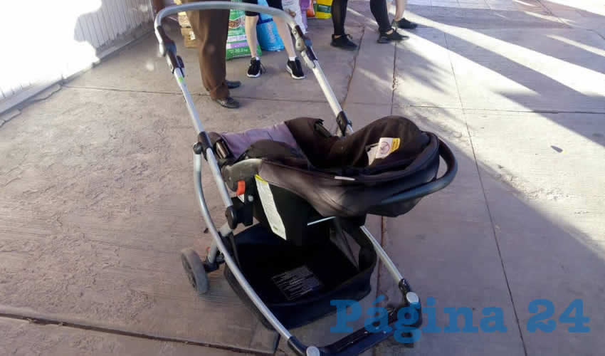 La carriola en que transportaban a un beb&eacute; de tres meses, el cual fue hospitalizado