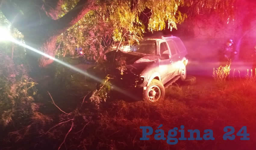 El vehículo Ford Explorer quedó destrozado al colisionar en la carretera federal 25