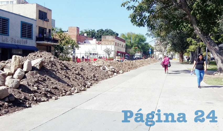 Tienen semanas con la calle Juan Manuel abierta, “para reparar el drenaje”, lo que significa cuantiosas pérdidas para comercios de la zona centro de GDL, además de los embotellamientos y los desvíos de ruta. Hartos de la situación, exigirán respuesta del alcalde con manifestación /Foto: Francisco Tapia