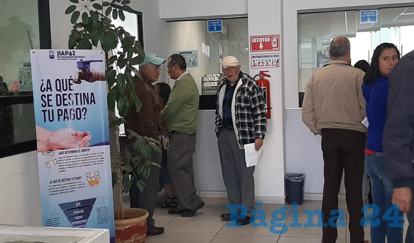 Ana Cristina García, una de las inconformes, expuso que en las oficinas la fila era muy nutrida para manifestar su repudio por las altas tarifas que tendrán que pagar en el recibo actual (Foto Merari Martínez)