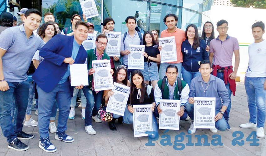 Decenas de estudiantes de preparatorias y centros universitarios de la UdeG se plantaron afuera de la Secretaría de Transporte para exigir que fluyan los transvales en los módulos de atención, pues al parecer escasean, y los alumnos se quedan sin la oportunidad de usar el transporte público a mitad de precio/Foto: Francisco Tapia