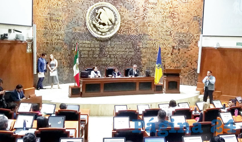 Lo que es apremiante para los diputados de Jalisco va primero en la agenda: Hacerse la chamba todavía más fácil. Ayer todos levantaron la mano para contratar dos trabajadores más, cada uno; es decir, un gasto de 50 mil pesos al mes, a partir de ya/Foto: Francisco Tapia