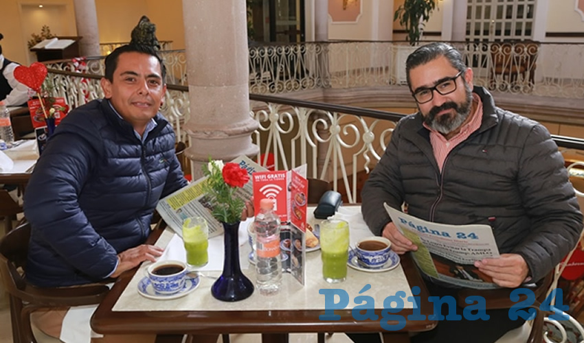 En Sanborns Francia almorzaron Edgar Dueñas Macías, regidor presidente de la Comisión Permanente de Alumbrado y Limpia; y David Loera Zaragoza