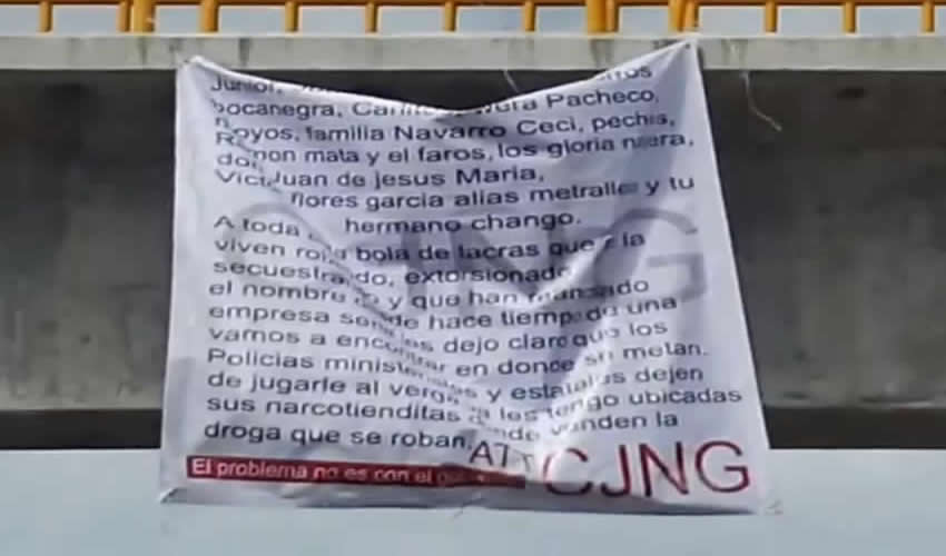 El mensaje fue colocado en puentes peatonales, al sur y al oriente de la ciudad