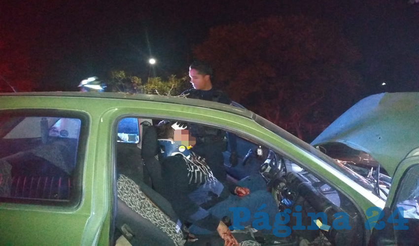 Tras varios minutos de maniobras, rescatistas lograron extraer al conductor y lo llevaron a un hospital