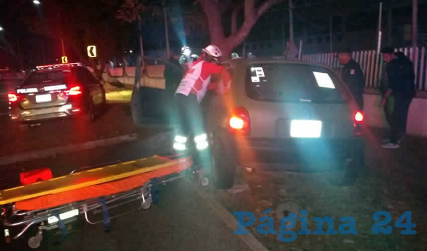 El automóvil Chevrolet Chevy verde se estampó contra un árbol afuera del DIF Estatal