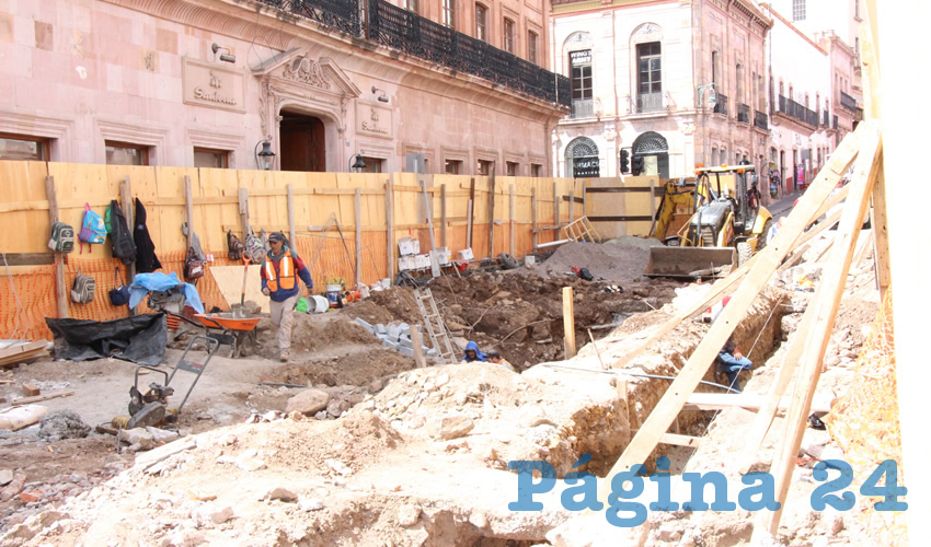 Estudiantes de la Unidad Académica de Antropología de la Universidad Autónoma de Zacatecas (BUAZ) acudieron a las obras de rehabilitación de la calle Allende del Centro Histórico de Zacatecas, para realizar un registro sistemático de las piezas de cantera que todavía se conservan en esta zona.