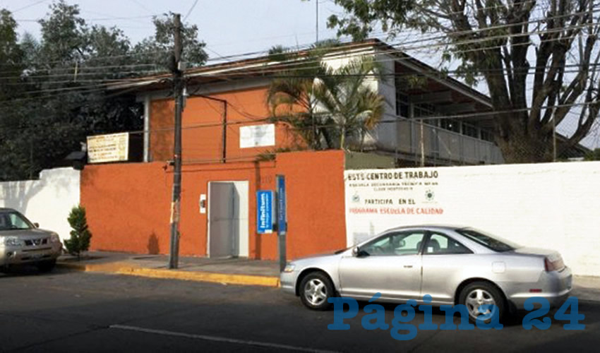 Los gendarmes utilizaron perros entrenados en detección de armas para revisar todas las mochilas de los alumnos, afortunadamente no se encontró ningún objeto prohibido/Foto: Especial