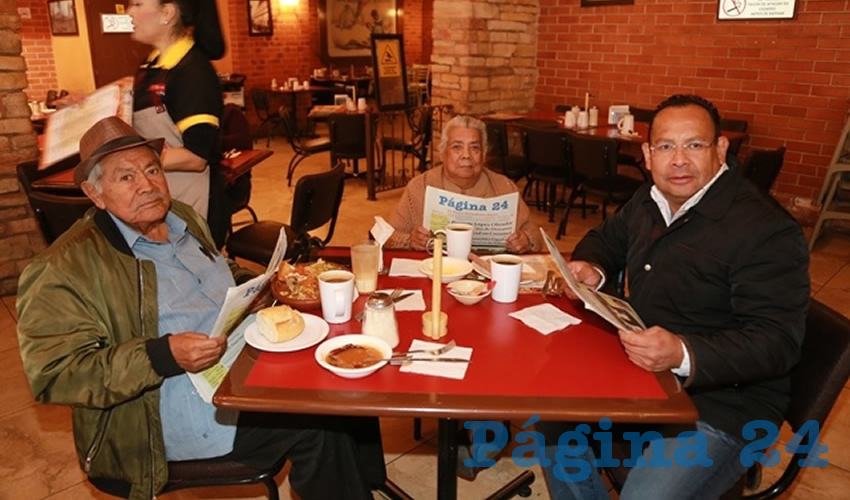 En Las Antorchas desayunaron Enrique Martínez Pérez, exlíder ferrocarrilero, Elena Moreno Flores y Juan Carlos Martínez Moreno