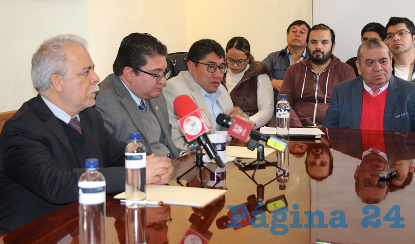 Enrique Ruíz Velazco Sánchez, docente investigador de la UNAM, quien actualmente cuenta con un récord Guinness en robótica, mencionó que él ha estado trabajando para coadyubar en la construcción de una cultura tecnológica en nuestro país. Para que los estudiantes, desde edades tempranas, se inicien en el estudio de las ciencias en general y de la tecnología en particular, en este caso teniendo la construcción de robots pedagógico educativos (Foto Rocío Castro)