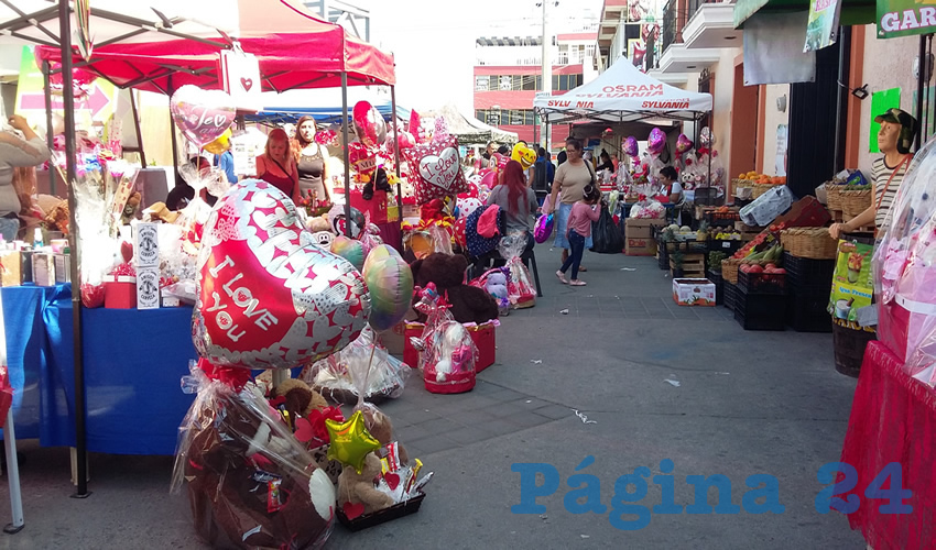 Comerciantes con permiso y sin él, abarrotaron zonas transitadas para vender diversos productos por el Día del Amor y la Amistad/Foto: Francisco Tapia