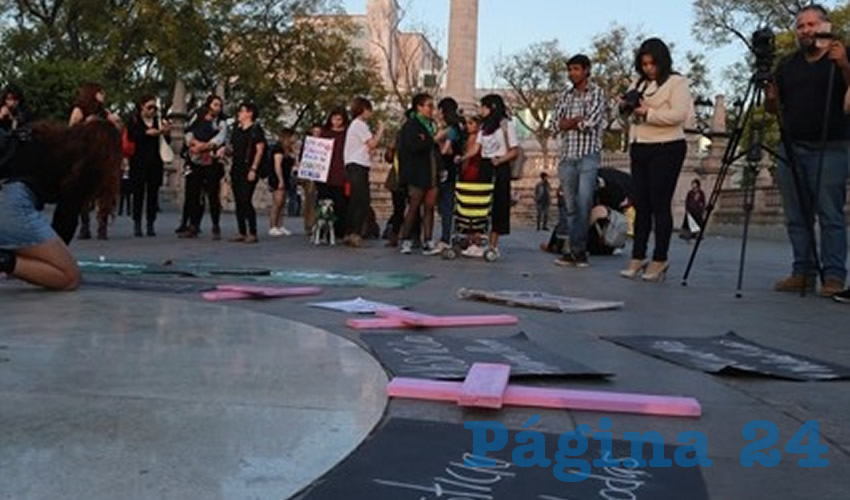 Manifestación en Plaza de Armas contra los feminicidios (Foto: Eddylberto Luévano Santillán)