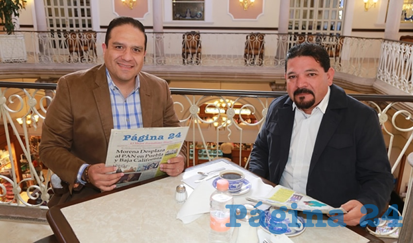 En Sanborns Francia compartieron el pan y la sal José Juan Sánchez Barba, secretario de Economía Social y Turismo Municipal; y el regidor del partido Morena, Francisco Javier Quezada Loera